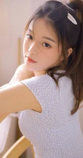 气质清纯兼具，单马尾辫漂亮女生超低领小碎花上衣短裤做家务写真
