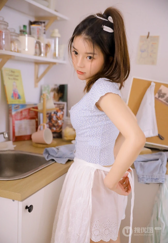 气质清纯兼具，单马尾辫漂亮女生超低领小碎花上衣短裤做家务写真