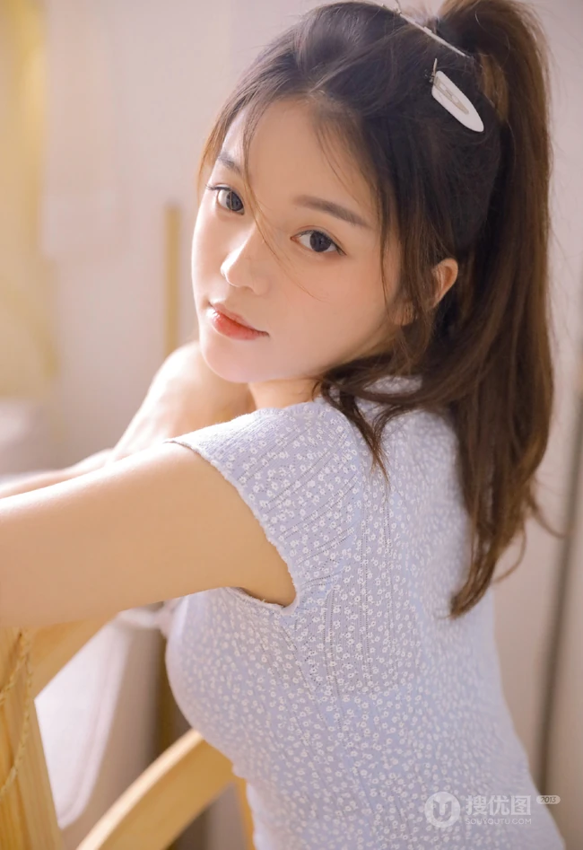 气质清纯兼具，单马尾辫漂亮女生超低领小碎花上衣短裤做家务写真