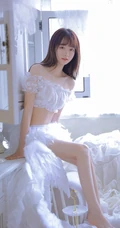 清新脱俗，身材苗条少女白色蕾丝礼裙衣短裤着身，显白皙蛮腰线条感写真