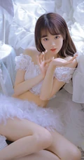 清新脱俗，身材苗条少女白色蕾丝礼裙衣短裤着身，显白皙蛮腰线条感写真
