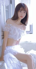 清新脱俗，身材苗条少女白色蕾丝礼裙衣短裤着身，显白皙蛮腰线条感写真