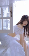 清新脱俗，身材苗条少女白色蕾丝礼裙衣短裤着身，显白皙蛮腰线条感写真