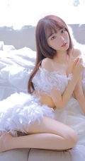 清新脱俗，身材苗条少女白色蕾丝礼裙衣短裤着身，显白皙蛮腰线条感写真