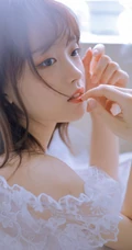 清新脱俗，身材苗条少女白色蕾丝礼裙衣短裤着身，显白皙蛮腰线条感写真