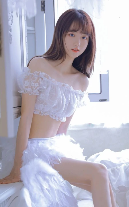 清新脱俗，身材苗条少女白色蕾丝礼裙衣短裤着身，显白皙蛮腰线条感写真