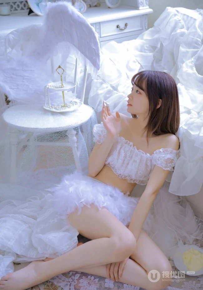 清新脱俗，身材苗条少女白色蕾丝礼裙衣短裤着身，显白皙蛮腰线条感写真