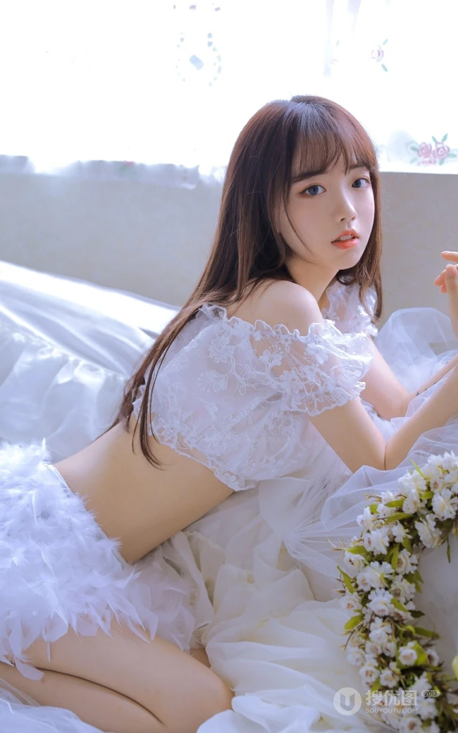 清新脱俗，身材苗条少女白色蕾丝礼裙衣短裤着身，显白皙蛮腰线条感写真
