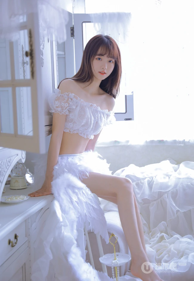 清新脱俗，身材苗条少女白色蕾丝礼裙衣短裤着身，显白皙蛮腰线条感写真