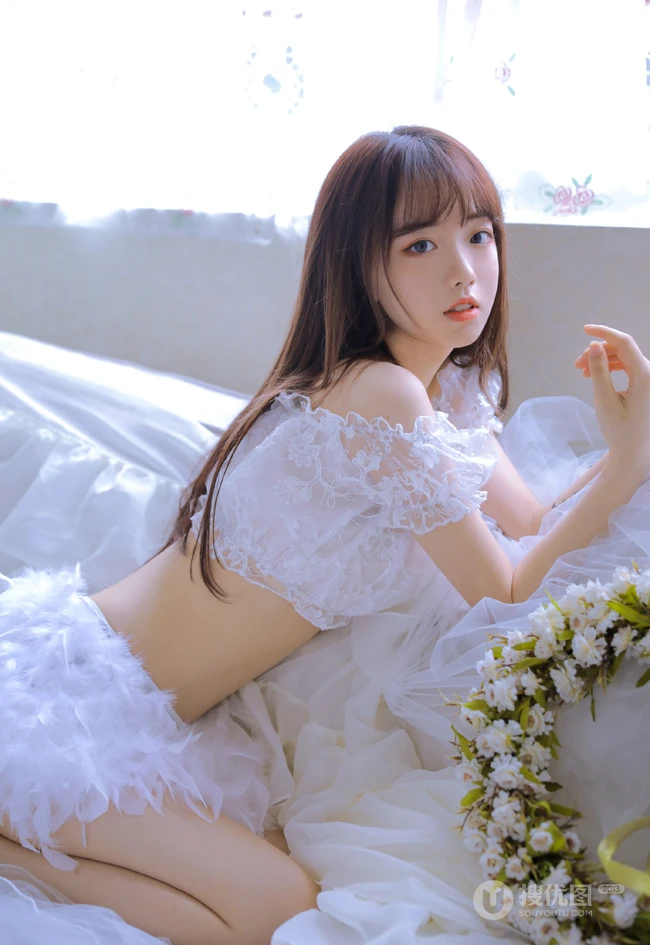 清新脱俗，身材苗条少女白色蕾丝礼裙衣短裤着身，显白皙蛮腰线条感写真
