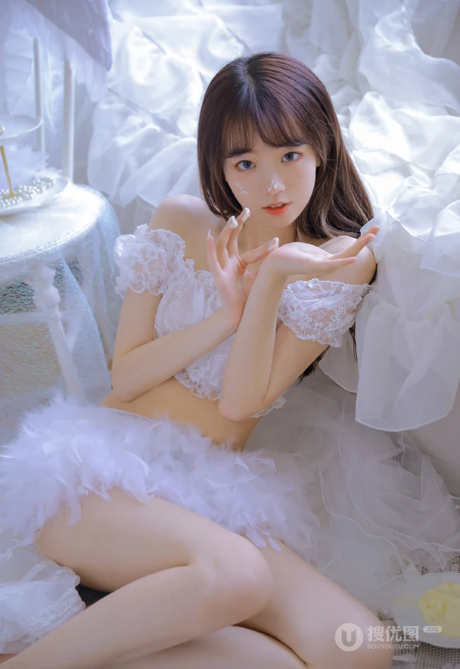 清新脱俗，身材苗条少女白色蕾丝礼裙衣短裤着身，显白皙蛮腰线条感写真