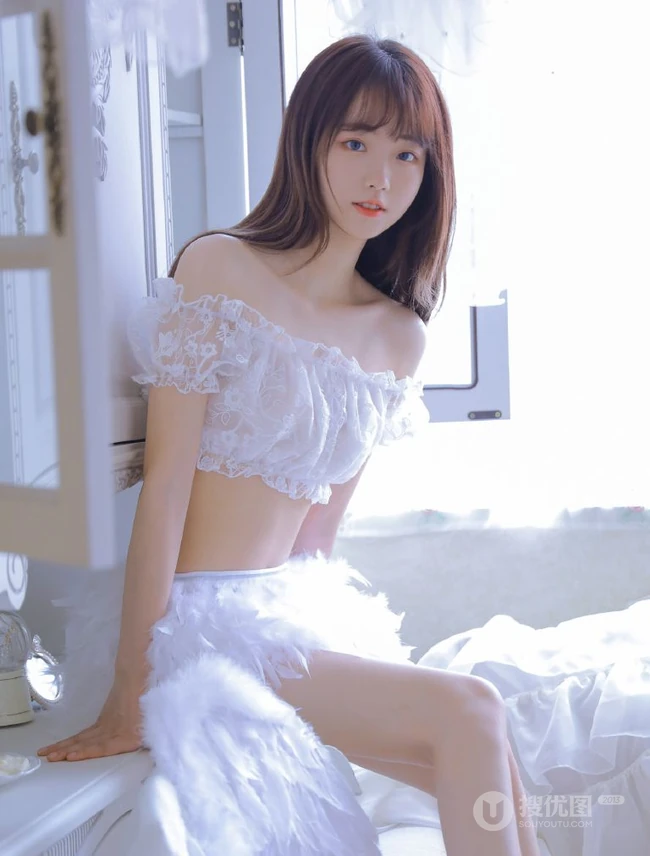 清新脱俗，身材苗条少女白色蕾丝礼裙衣短裤着身，显白皙蛮腰线条感写真