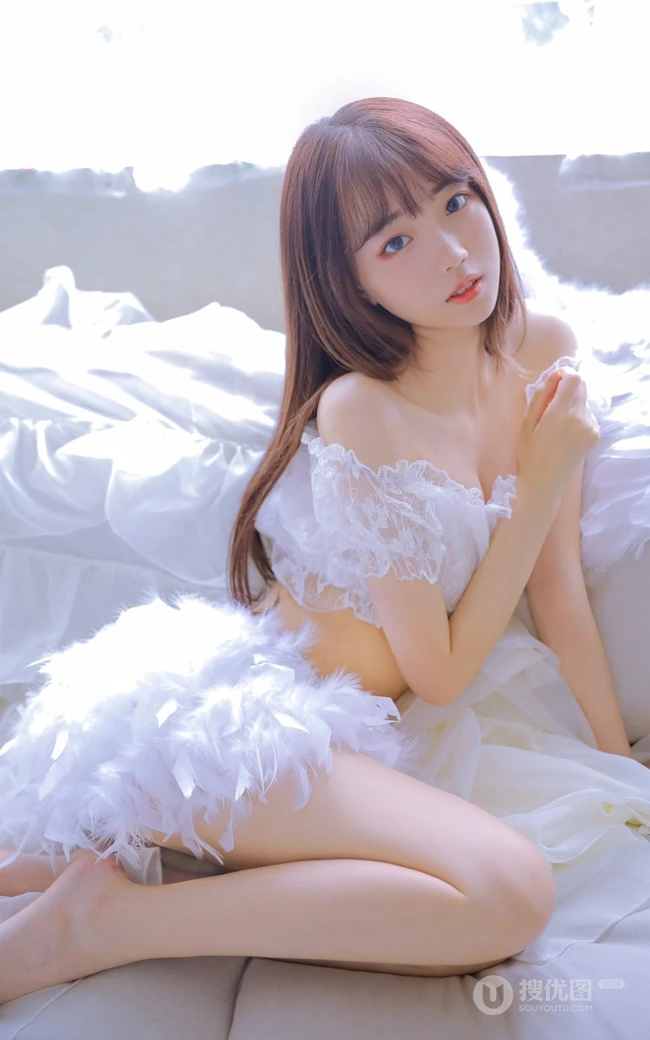 清新脱俗，身材苗条少女白色蕾丝礼裙衣短裤着身，显白皙蛮腰线条感写真