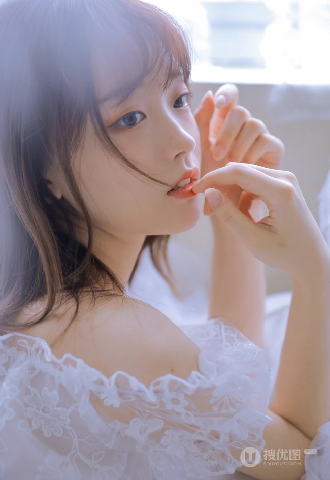 清新脱俗，身材苗条少女白色蕾丝礼裙衣短裤着身，显白皙蛮腰线条感写真