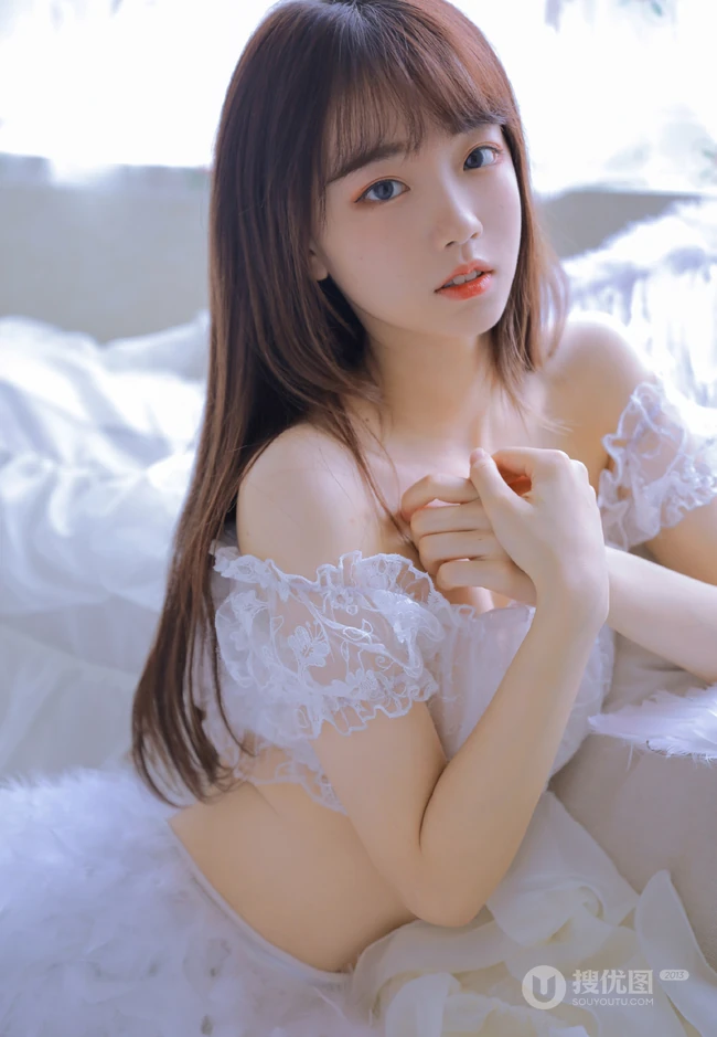 清新脱俗，身材苗条少女白色蕾丝礼裙衣短裤着身，显白皙蛮腰线条感写真