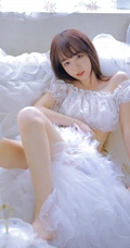 清新脱俗，身材苗条少女白色蕾丝礼裙衣短裤着身，显白皙蛮腰线条感写真