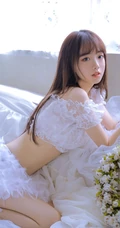 清新脱俗，身材苗条少女白色蕾丝礼裙衣短裤着身，显白皙蛮腰线条感写真