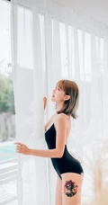 大腿有纹身，身材S曲线的时尚短发女生黑色紧身死库水泳池写真美照