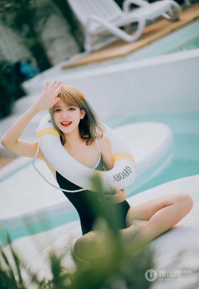 大腿有纹身，身材S曲线的时尚短发女生黑色紧身死库水泳池写真美照