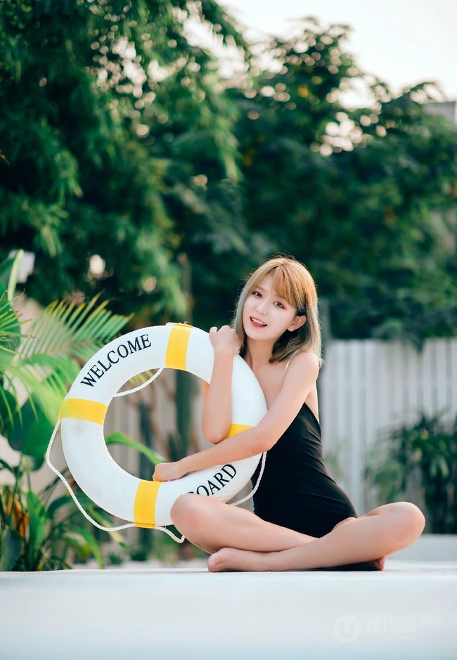 大腿有纹身，身材S曲线的时尚短发女生黑色紧身死库水泳池写真美照