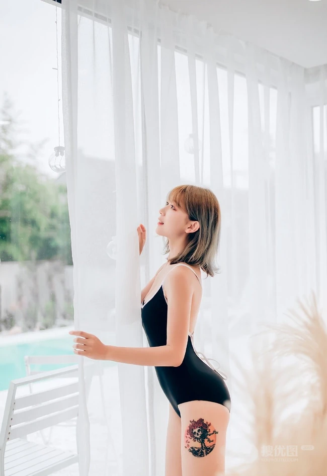 大腿有纹身，身材S曲线的时尚短发女生黑色紧身死库水泳池写真美照
