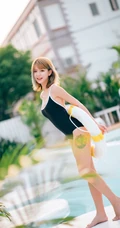 大腿有纹身，身材S曲线的时尚短发女生黑色紧身死库水泳池写真美照