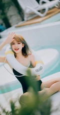 大腿有纹身，身材S曲线的时尚短发女生黑色紧身死库水泳池写真美照