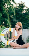 大腿有纹身，身材S曲线的时尚短发女生黑色紧身死库水泳池写真美照