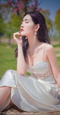 沈大小姐最新森系写真，沈梦瑶肩带睡裙户外小树林唯美气质柔美美图