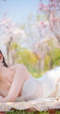 沈大小姐最新森系写真，沈梦瑶肩带睡裙户外小树林唯美气质柔美美图