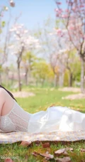 沈大小姐最新森系写真，沈梦瑶肩带睡裙户外小树林唯美气质柔美美图