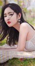 沈大小姐最新森系写真，沈梦瑶肩带睡裙户外小树林唯美气质柔美美图
