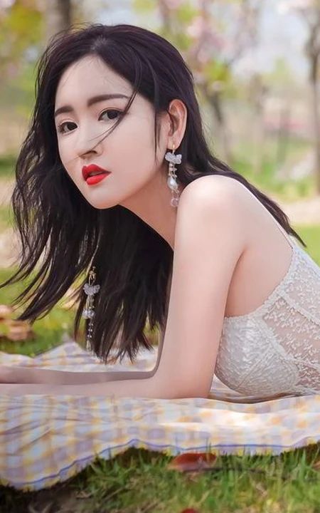 沈大小姐最新森系写真，沈梦瑶肩带睡裙户外小树林唯美气质柔美美图