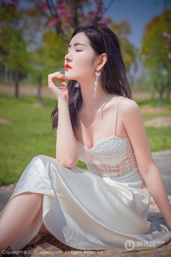 沈大小姐最新森系写真，沈梦瑶肩带睡裙户外小树林唯美气质柔美美图