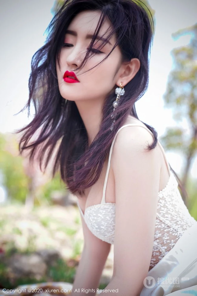 沈大小姐最新森系写真，沈梦瑶肩带睡裙户外小树林唯美气质柔美美图
