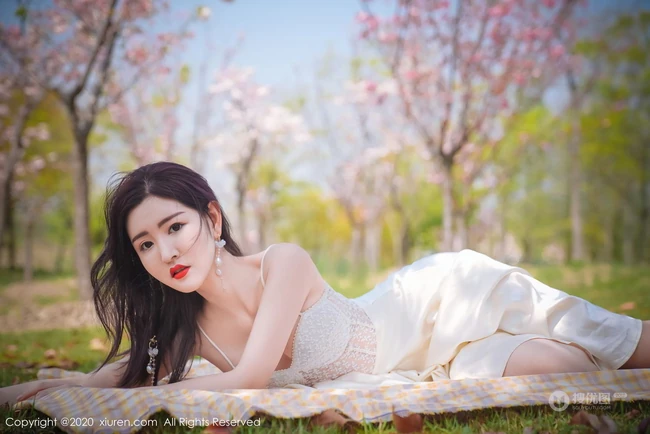 沈大小姐最新森系写真，沈梦瑶肩带睡裙户外小树林唯美气质柔美美图