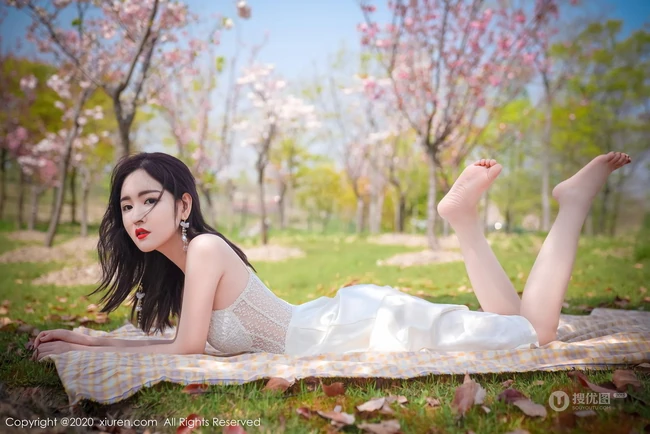 沈大小姐最新森系写真，沈梦瑶肩带睡裙户外小树林唯美气质柔美美图
