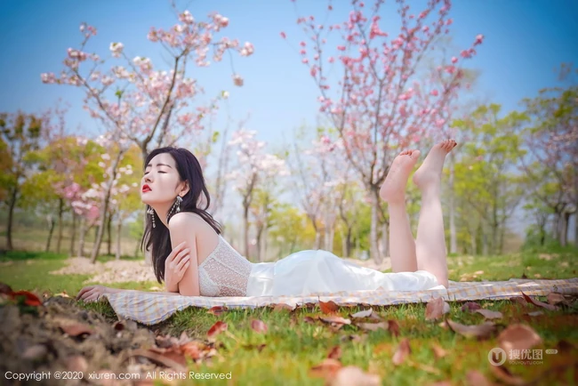 沈大小姐最新森系写真，沈梦瑶肩带睡裙户外小树林唯美气质柔美美图