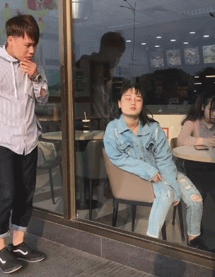 这位男士，你就这样直接隔着玻璃亲上去，都把这妹子吓坏了！
