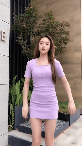 自家楼下随便跳两下吧！长发紧身包臀连衣裙跳舞gif动态图片