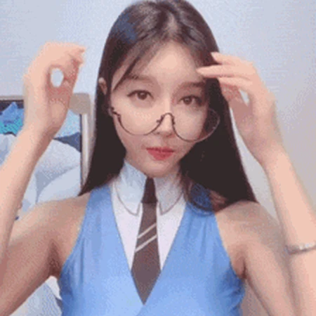 你知道妹子在说什么吗？戴眼镜的匀称女生对着镜头说话gif图片