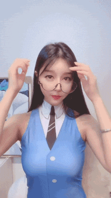 你知道妹子在说什么吗？戴眼镜的匀称女生对着镜头说话gif图片