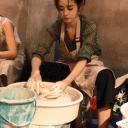 长得好看又会干活，清纯漂亮女生餐厅洗碗GIF动态图