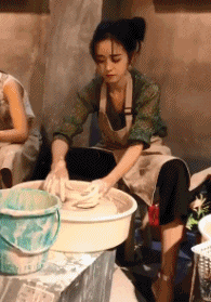 长得好看又会干活，清纯漂亮女生餐厅洗碗GIF动态图