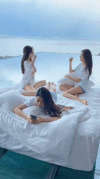 三个在室内玩猜拳压人游戏的年轻女生GIF动态图片