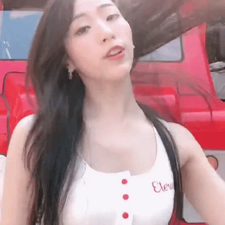 在一辆大卡车前活力热舞的气质紧身衣短裤女生gif动态图