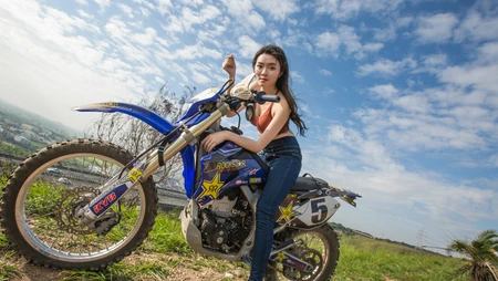 骑山地越野摩托车的长发美女壁纸