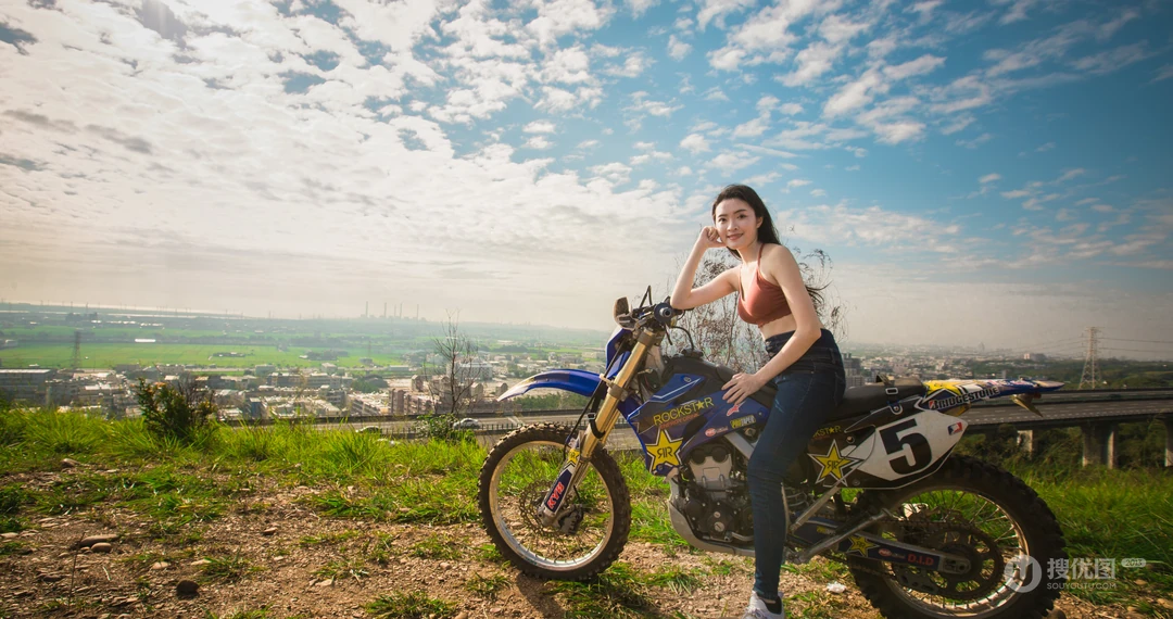 骑山地越野摩托车的长发美女壁纸