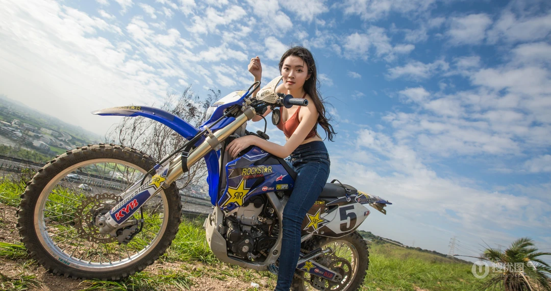 骑山地越野摩托车的长发美女壁纸