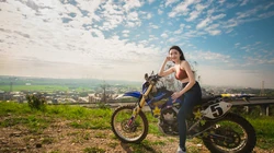 骑山地越野摩托车的长发美女壁纸